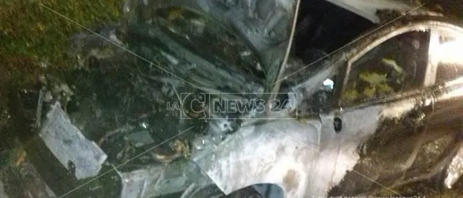 In fiamme l'auto della psicologa del carcere di Siano, avviate indagini