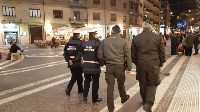 Cosenza, finanza e polizia municipale contro la contraffazione