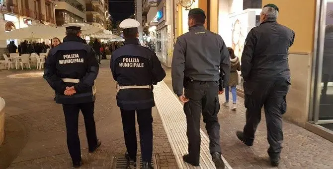 Cosenza, vigili e guardia di finanza in campo contro i venditori abusivi