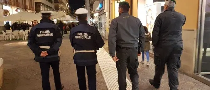Cosenza, vigili e guardia di finanza in campo contro i venditori abusivi