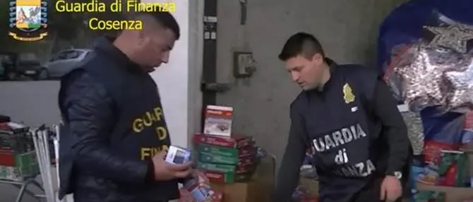 Cosenza, sequestrati 7 milioni di luminarie e giocattoli di Natale