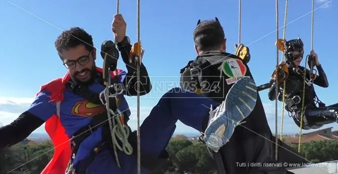 Lamezia, Superman e l'Uomo Ragno portano ‘in volo’ il sorriso in Pediatria (FOTO-VIDEO)