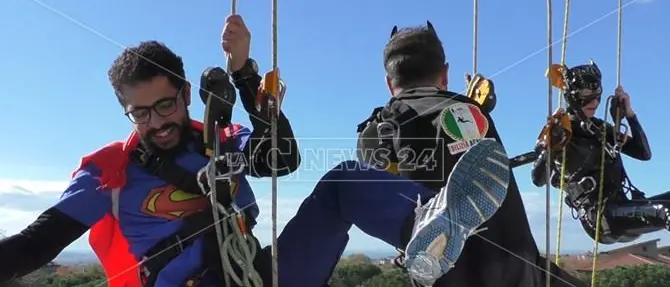Lamezia, Superman e l'Uomo Ragno portano ‘in volo’ il sorriso in Pediatria (FOTO-VIDEO)