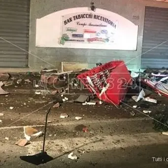 Lamezia, pauroso incidente nella notte: travolto distributore di benzina (FOTO)