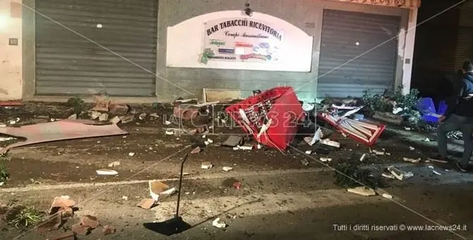 Lamezia, pauroso incidente nella notte: travolto distributore di benzina (FOTO)