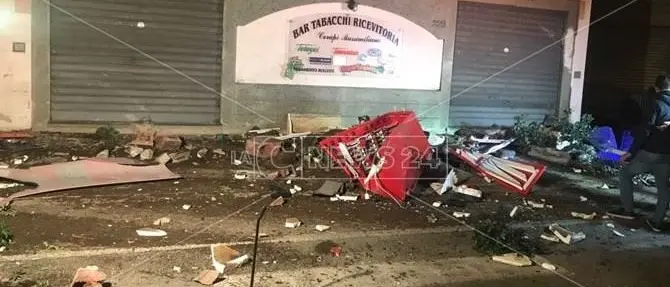 Lamezia, pauroso incidente nella notte: travolto distributore di benzina (FOTO)