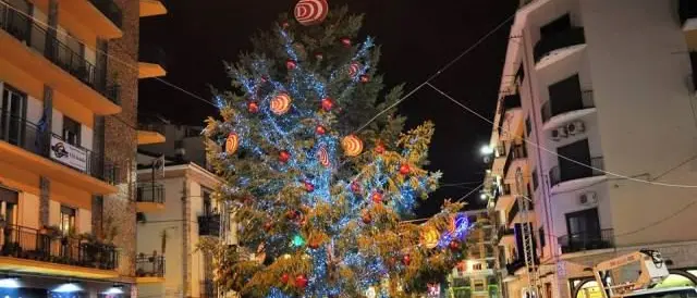 Cosenza, l'accensione dell'albero dà il via alle iniziative per le festività