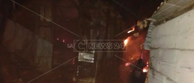 Catanzaro, incendio in un deposito di attrezzature