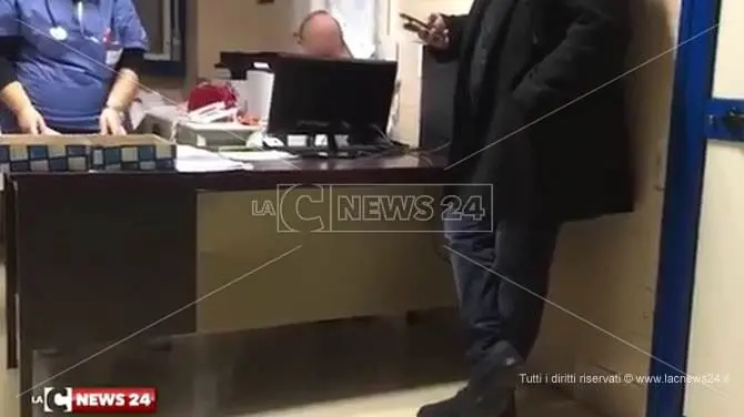 Ospedale di Locri nel caos, Pronto soccorso senza medici: il sindaco si offre volontario (VIDEO)