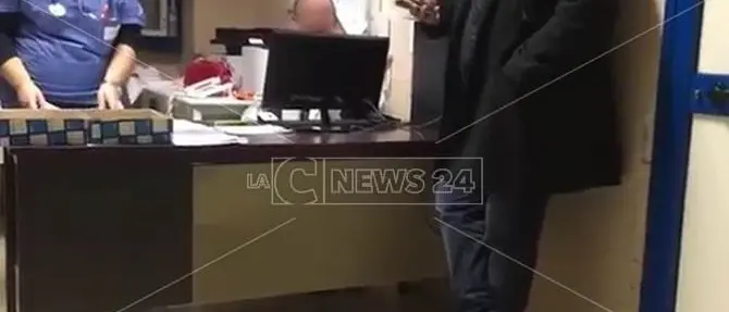 Ospedale di Locri nel caos, Pronto soccorso senza medici: il sindaco si offre volontario (VIDEO)