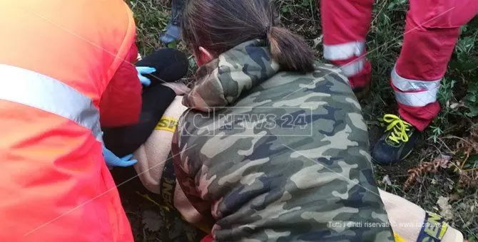 Catanzaro, cade in un dirupo e passa la notte all'addiaccio (FOTO)