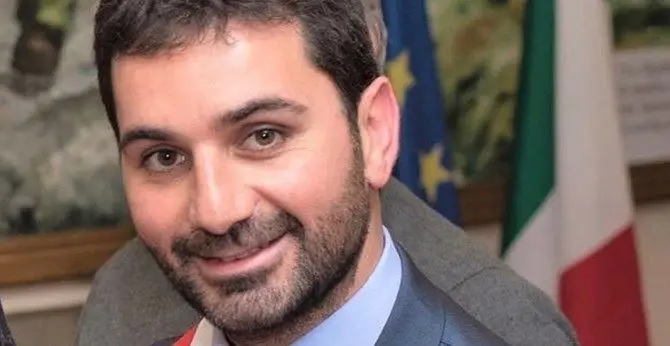 Intrecci amicali, il sindaco di Sant’Agata (Cs) non smentisce ma querela