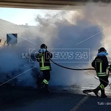 Auto prende fuoco, salvo il conducente (VIDEO)