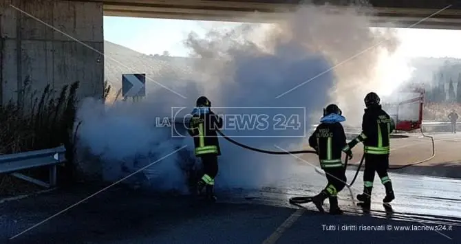 Auto prende fuoco, salvo il conducente (VIDEO)