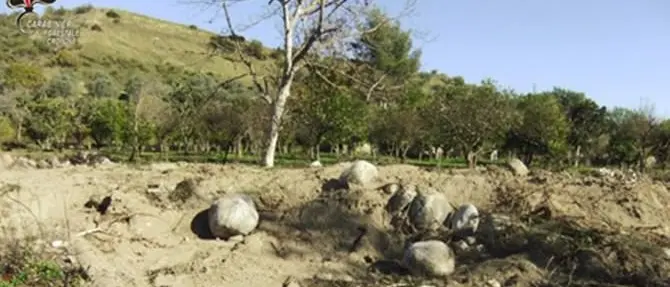 Preleva massi da un fiume, denunciato imprenditore a Mesoraca