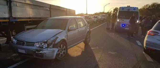 Cropani, scontro tra quattro veicoli sulla statale 106: tre feriti