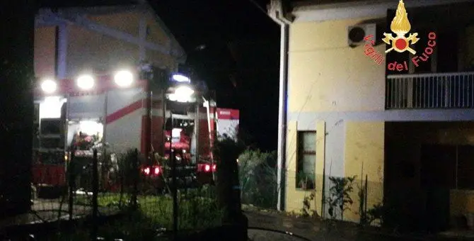 Caraffa, scoppia un incendio in un'abitazione: nessun ferito (Foto)