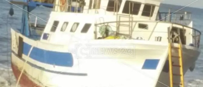 Capo Suvero, peschereccio s’arena sulla spiaggia