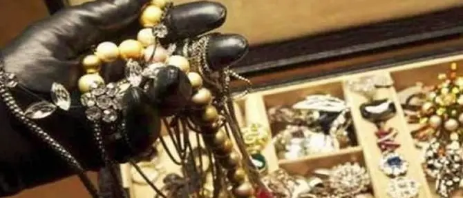 Anziana gioielliera mette in fuga i rapinatori gridando a squarciagola