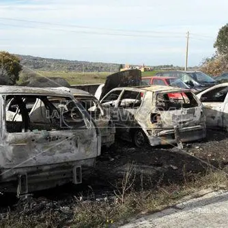 Notte di fuoco a Zungri, incendiate otto auto (FOTO-VIDEO)