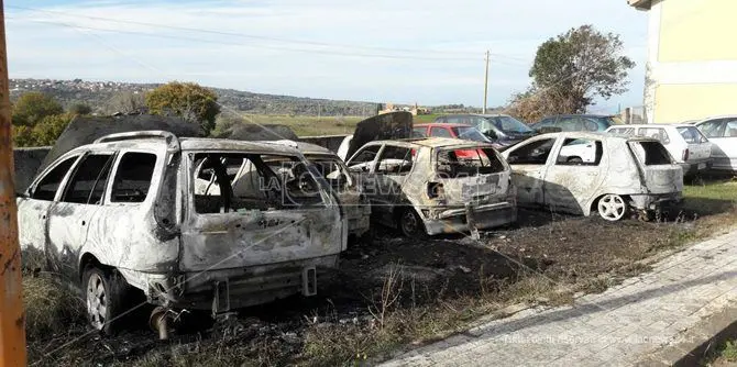 Notte di fuoco a Zungri, incendiate otto auto (FOTO-VIDEO)