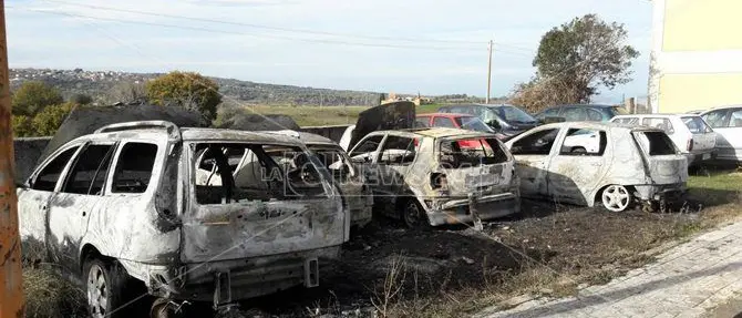 Notte di fuoco a Zungri, incendiate otto auto (FOTO-VIDEO)