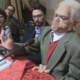 La disabilità spiegata con ironia da chi ha bisogno di due mani per usare un accendino (VIDEO)