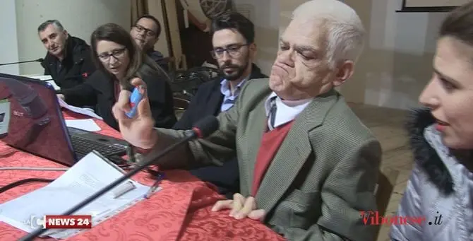 La disabilità spiegata con ironia da chi ha bisogno di due mani per usare un accendino (VIDEO)