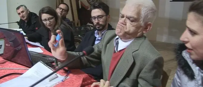 La disabilità spiegata con ironia da chi ha bisogno di due mani per usare un accendino (VIDEO)