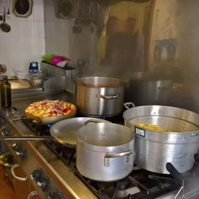 Cosenza, poliziotti in cucina alla mensa dei poveri