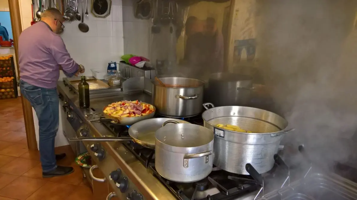 Cosenza, poliziotti in cucina alla mensa dei poveri