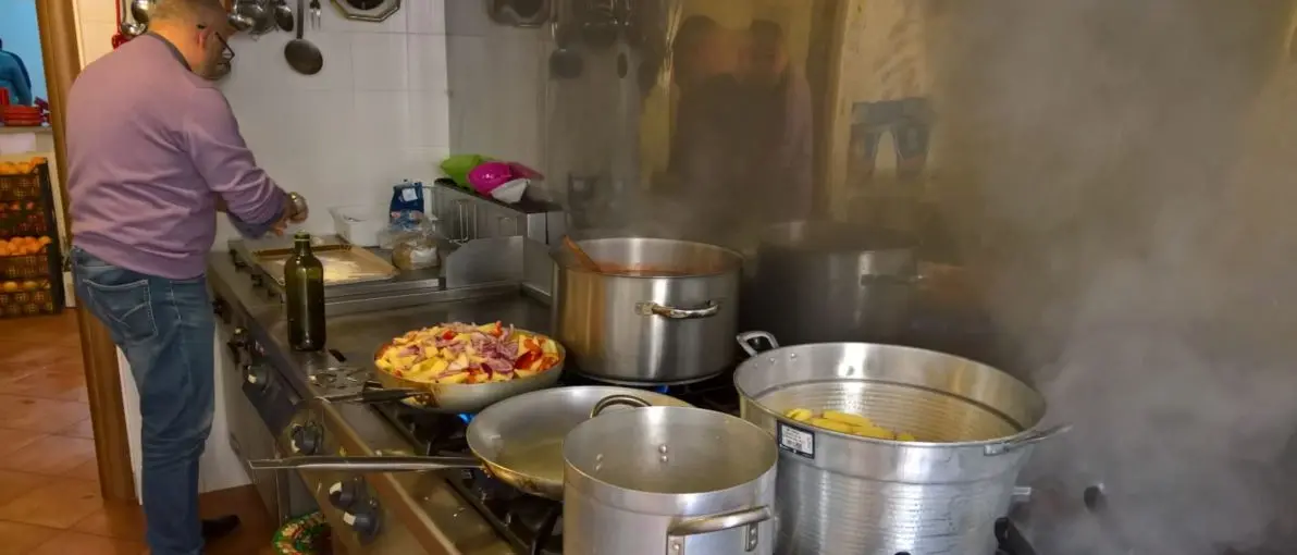 Cosenza, poliziotti in cucina alla mensa dei poveri