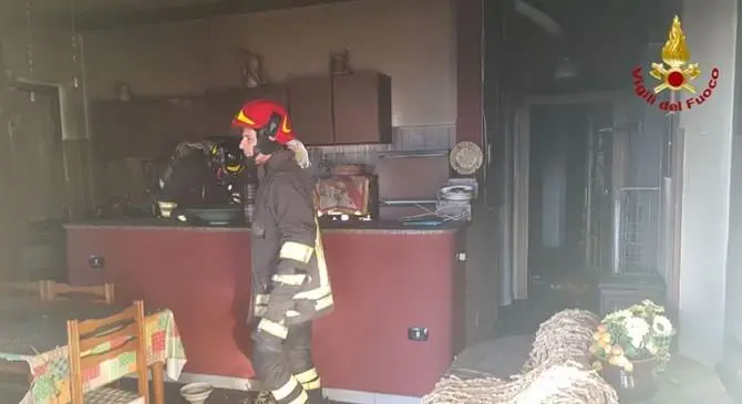 Incendio abitazione a Capo Rizzuto, si valuta origine dolosa