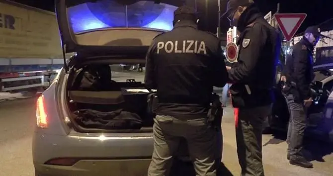 Si accorge di essere seguita e avvisa la Polizia, arrestato stalker