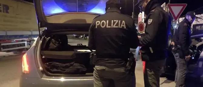 Si accorge di essere seguita e avvisa la Polizia, arrestato stalker