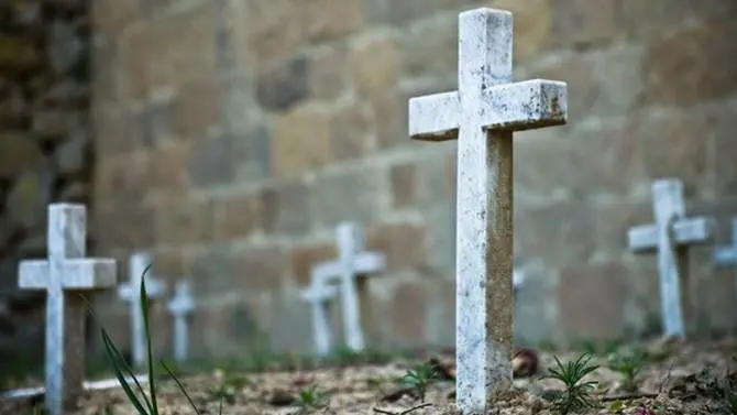 «Questa sarà la nostra casa» e invia all'ex una foto del cimitero, denunciato