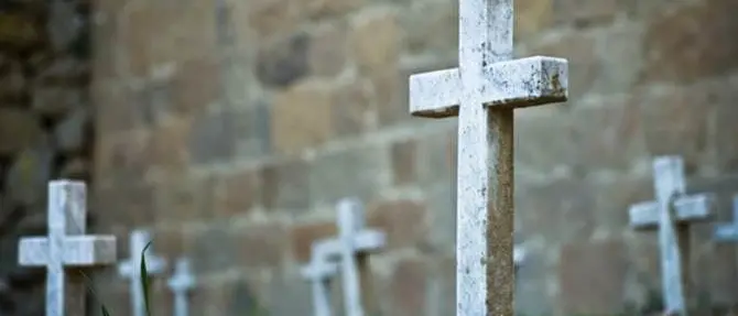 «Questa sarà la nostra casa» e invia all'ex una foto del cimitero, denunciato