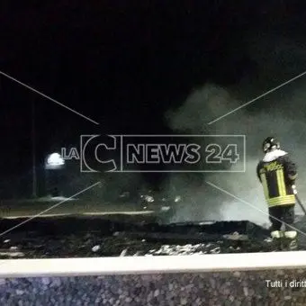 Catanzaro, vandali in azione a Lido: in fiamme il gazebo sul lungomare