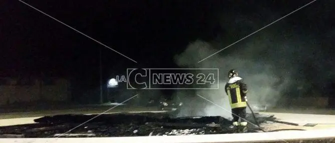 Catanzaro, vandali in azione a Lido: in fiamme il gazebo sul lungomare