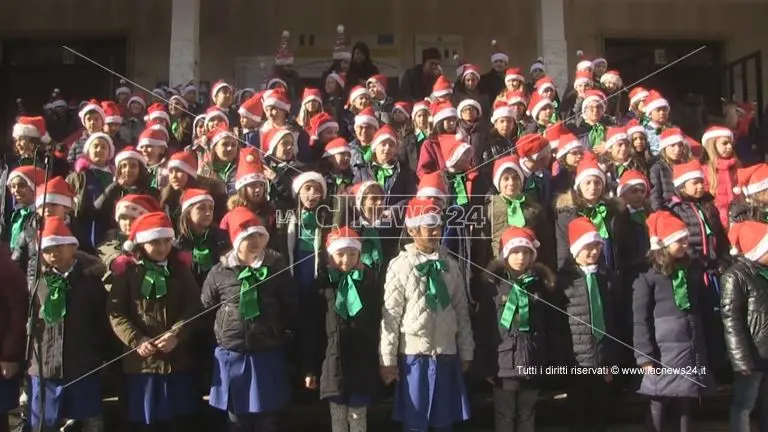 Imparano il linguaggio dei segni per cantare le canzoni di Natale con i compagni di scuola sordomuti (VIDEO)