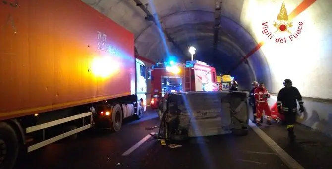 Catanzaro, incidente sulla statale 106: tre feriti (FOTO)