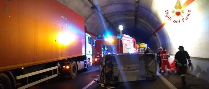 Catanzaro, incidente sulla statale 106: tre feriti (FOTO)