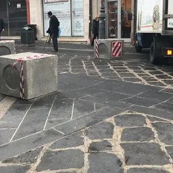 Pozzetti delle fogne come blocchi anti-terrorismo sul corso di Vibo (FOTO)