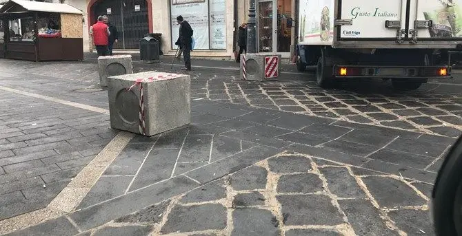 Pozzetti delle fogne come blocchi anti-terrorismo sul corso di Vibo (FOTO)