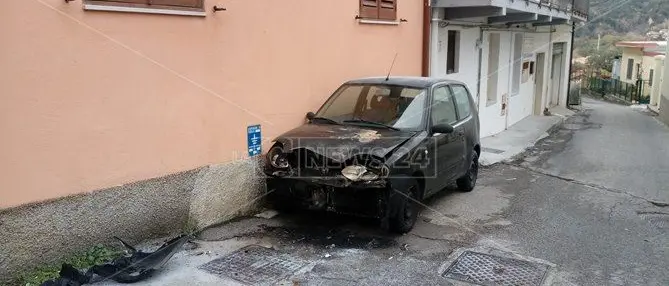Catanzaro, incendiata l'auto dell'ex assessore Giampaolo Mungo (VIDEO)