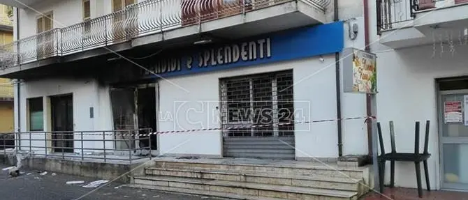 Nicotera: bomba contro negozio di Splendidi e Splendenti