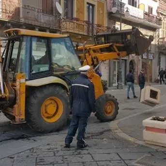 Brutti e inutili: il Comune di Vibo rimuove i pozzetti delle fogne usati come blocchi anti-terrorismo (FOTO)