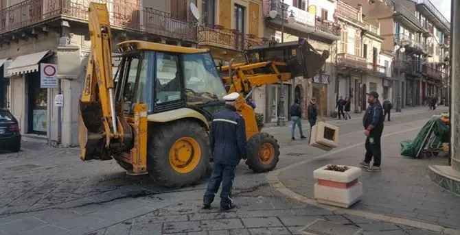 Brutti e inutili: il Comune di Vibo rimuove i pozzetti delle fogne usati come blocchi anti-terrorismo (FOTO)
