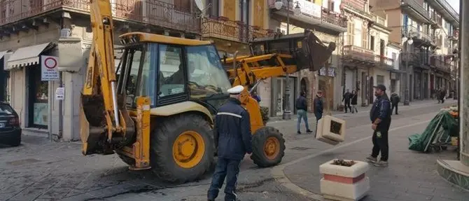 Brutti e inutili: il Comune di Vibo rimuove i pozzetti delle fogne usati come blocchi anti-terrorismo (FOTO)