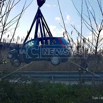 Catanzaro, esce fuori strada e fa un volo di 10 metri: illesi i passeggeri (Foto)